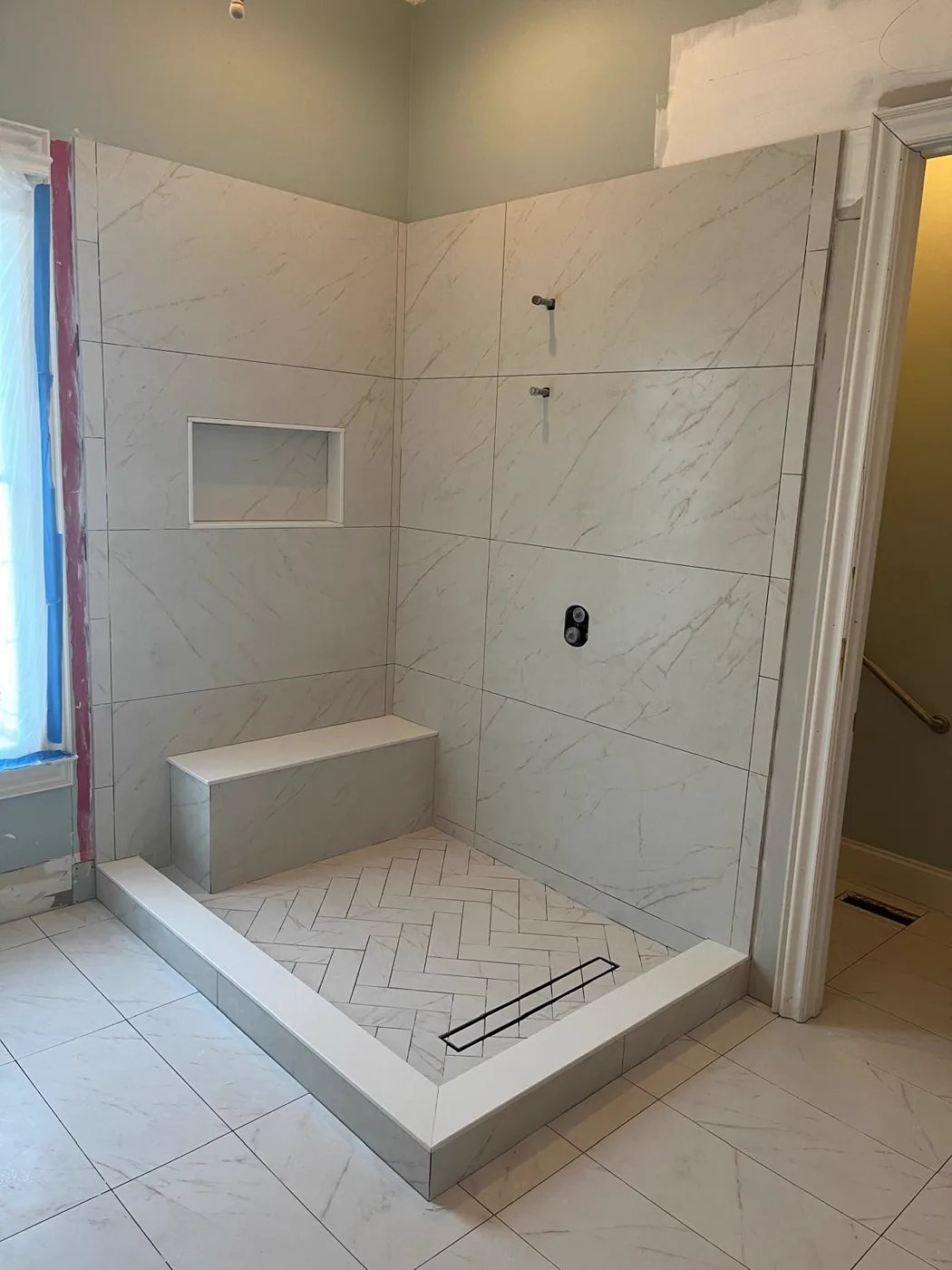 Ducha de entrada terminada con banca integrada y nicho revestido de azulejo, remodelación de baño principal, Metro Atlanta