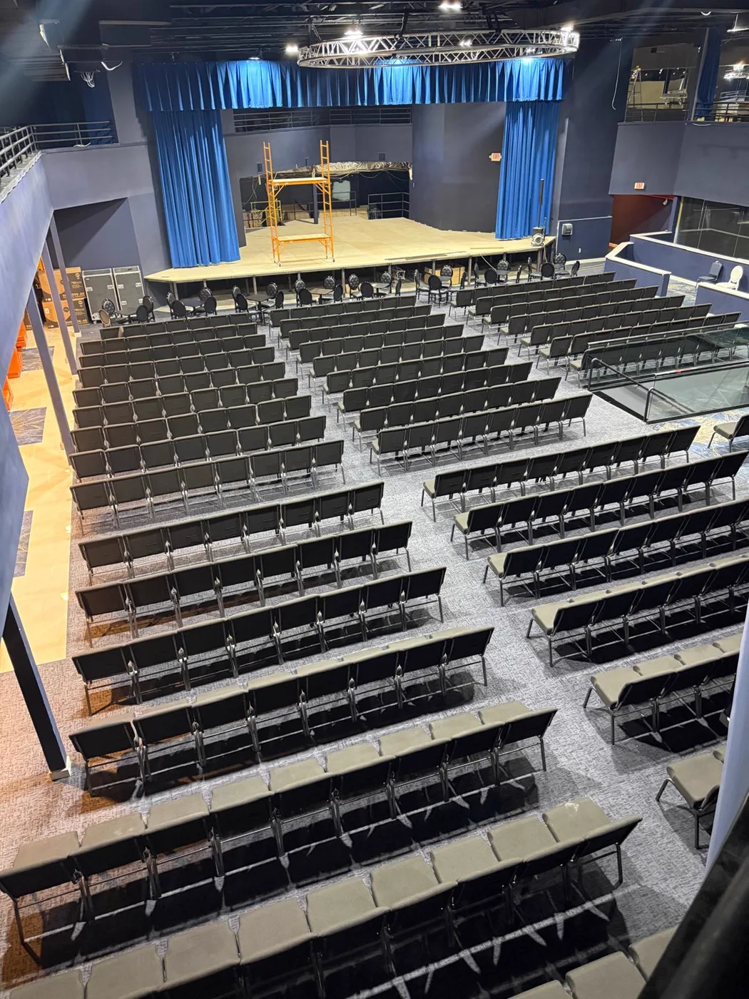 Auditorio terminado con escenario y asientos, renovación de un local comercial, Metro Atlanta