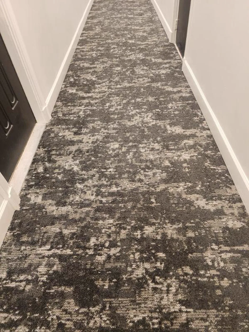 Alfombra comercial con patrón instalada en un local renovado, Metro Atlanta