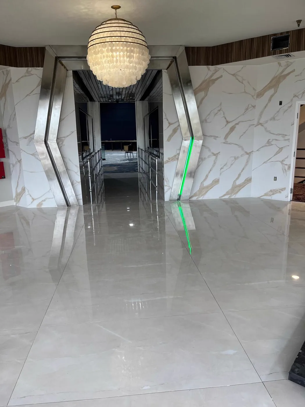 Vestíbulo terminado con candelabro y piso de mármol pulido, renovación de un local comercial, Metro Atlanta