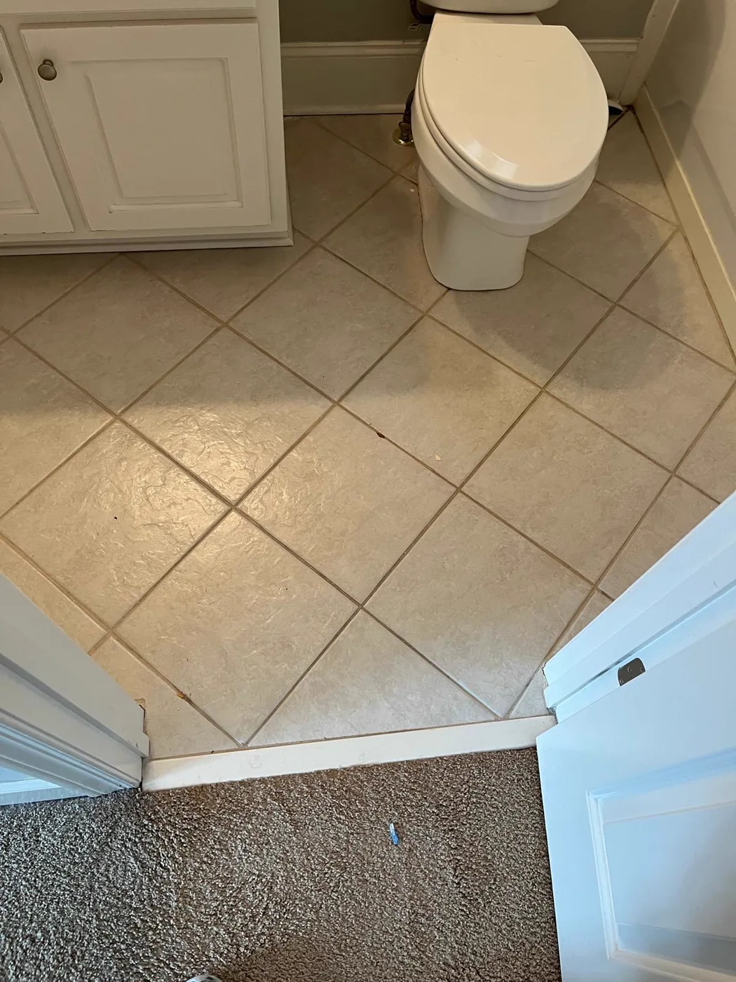 Baño anticuado antes de la renovación de un local comercial, Metro Atlanta