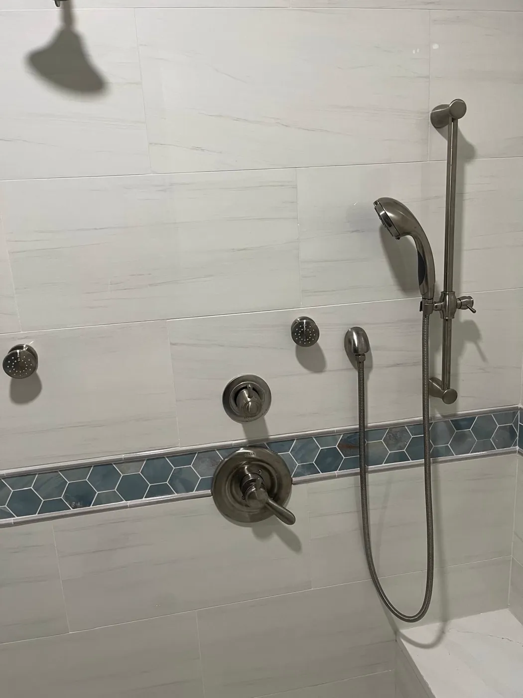 Ducha terminada con rociadores de cuerpo, regadera de mano y cenefa de azulejo hexagonal, Metro Atlanta