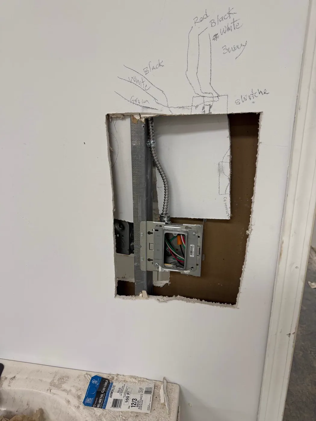 Subpanel instalado en una abertura de pared durante una actualización eléctrica, Metro Atlanta
