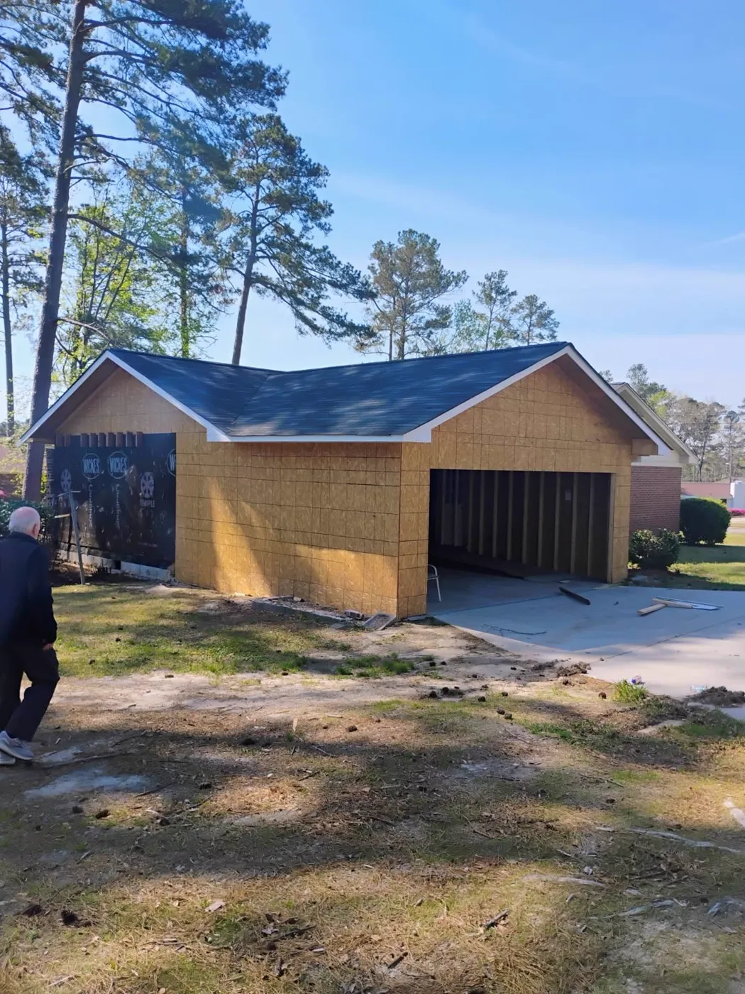 Garaje independiente en construcción con nuevo revestimiento, techo y losa de concreto colada, Metro Atlanta