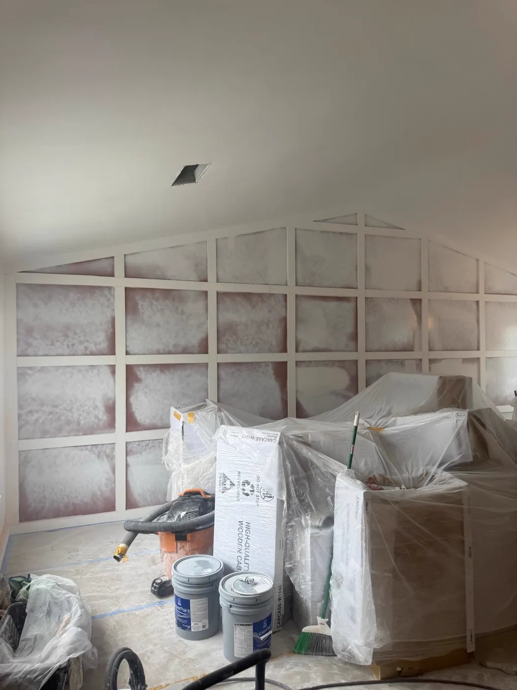 Rejilla de paneles de pared en instalación y con primera capa sobre una pared existente, Metro Atlanta